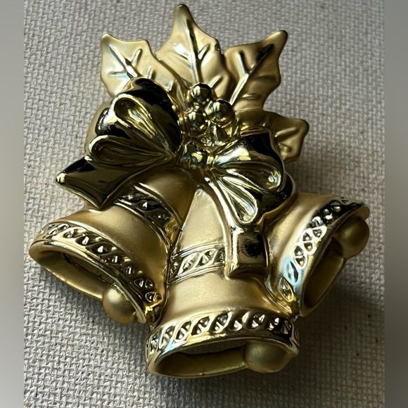 Jewelry - 🎄 Vintage Gold-Tone Christmas Bells Brooch